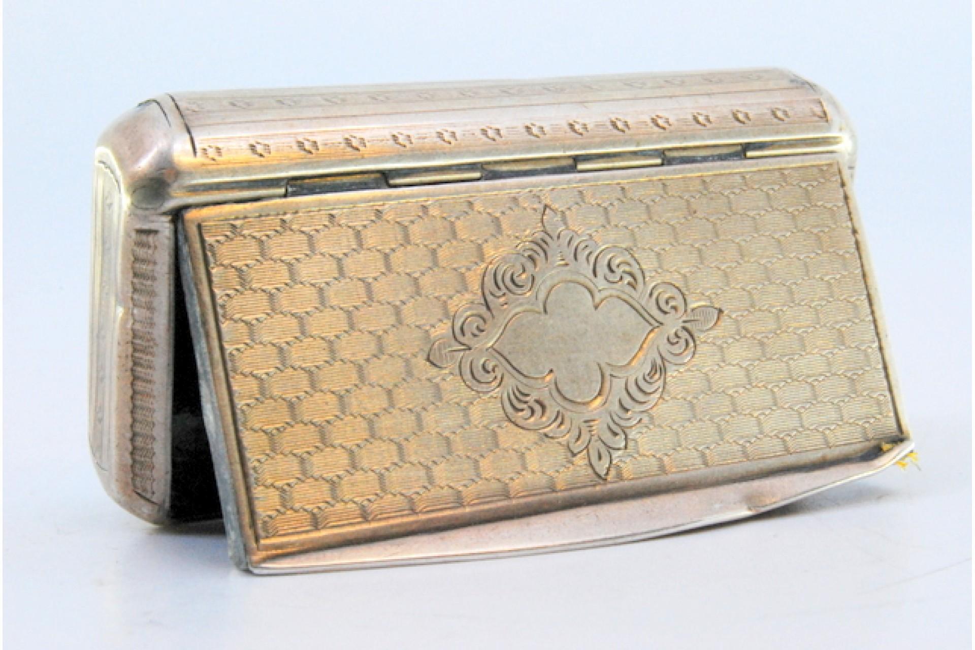 Snuff box in guilloche silver with monogram card In Good Condition For Sale In Porto, PT