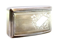 Schnupftabakdose aus guillochiertem Silber mit Monogramm-Plakette und eingravierten floralen Motiven