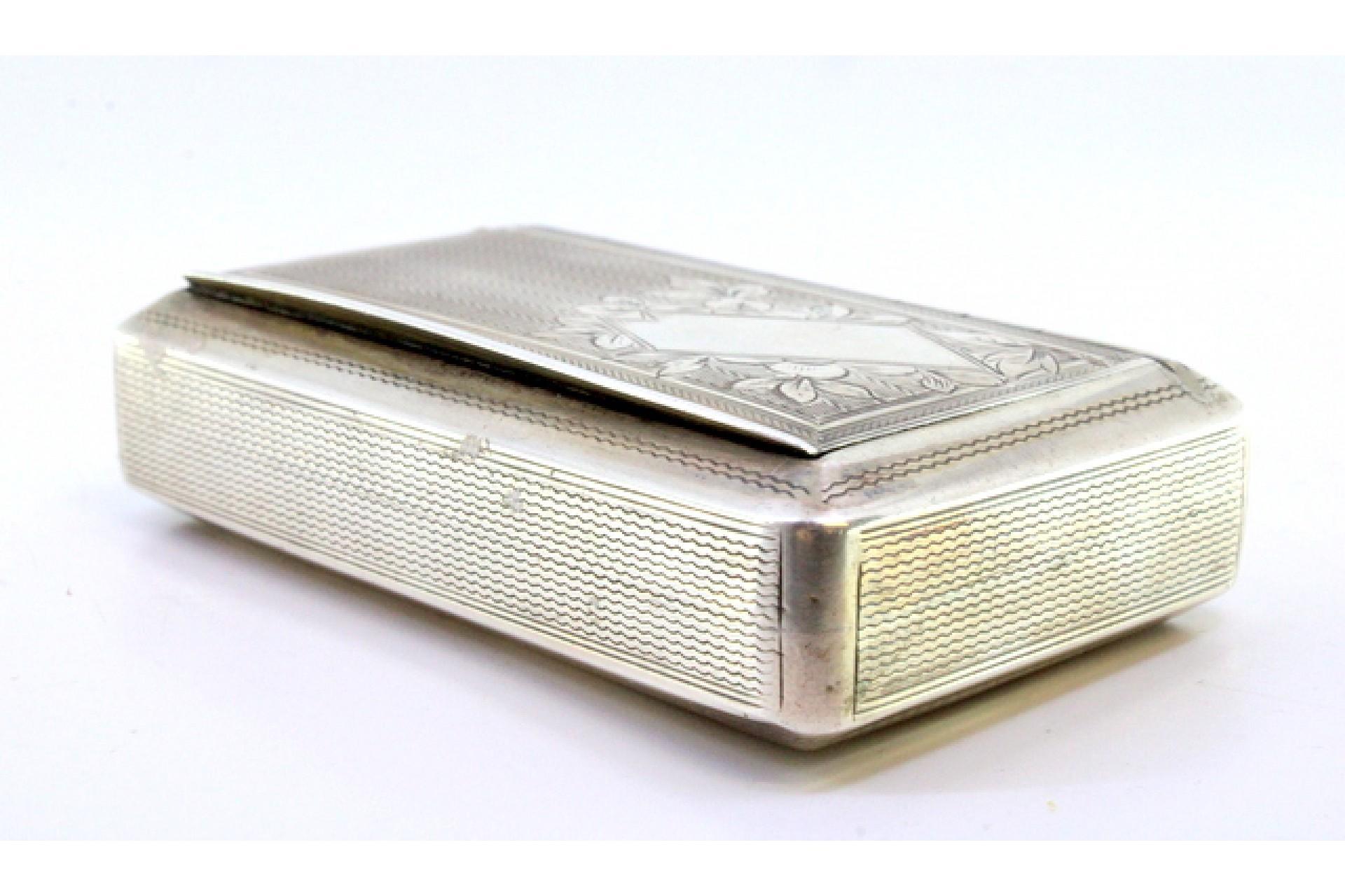 Snuff box in guilloche silver with monogram plaque and engraved floral motifs Bon état - En vente à Porto, PT