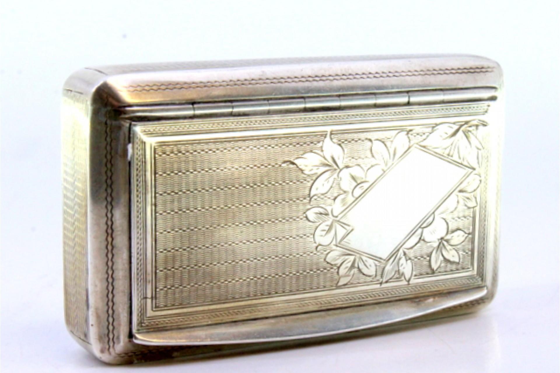 XIXe siècle Snuff box in guilloche silver with monogram plaque and engraved floral motifs en vente