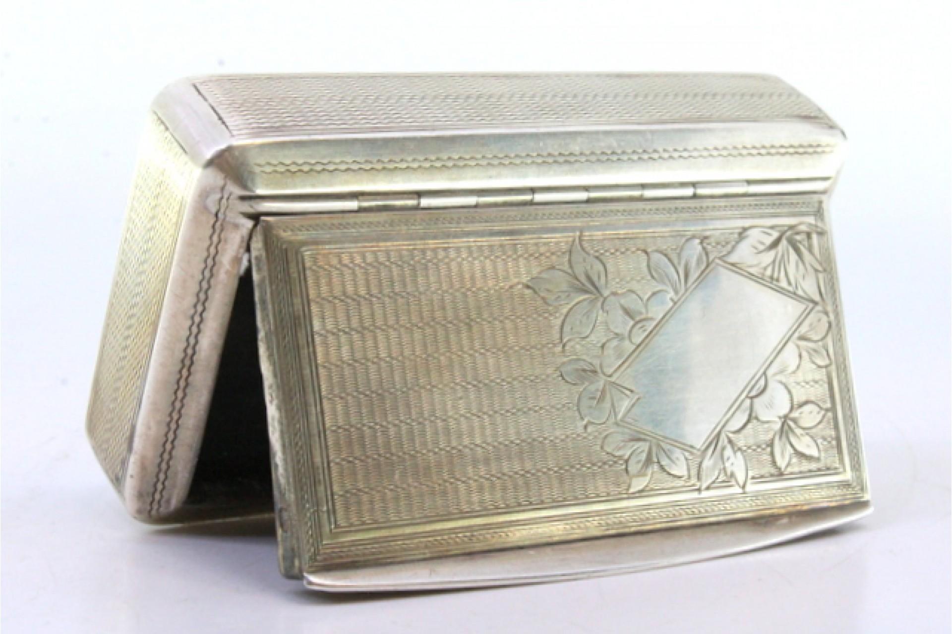 Argent Snuff box in guilloche silver with monogram plaque and engraved floral motifs en vente