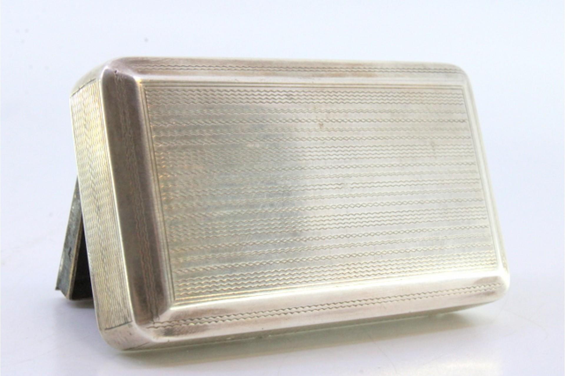 Snuff box in guilloche silver with monogram plaque and engraved floral motifs en vente 1