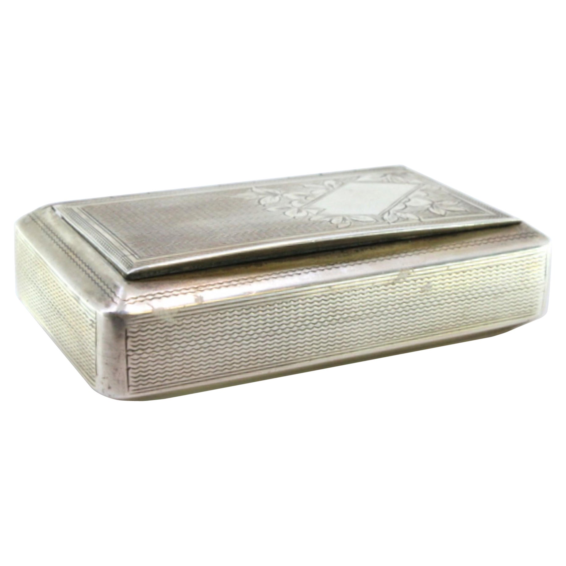 Snuff box in guilloche silver with monogram plaque and engraved floral motifs