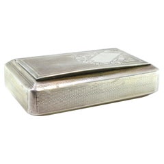 Snuff box in guilloche silver with monogram plaque and engraved floral motifs