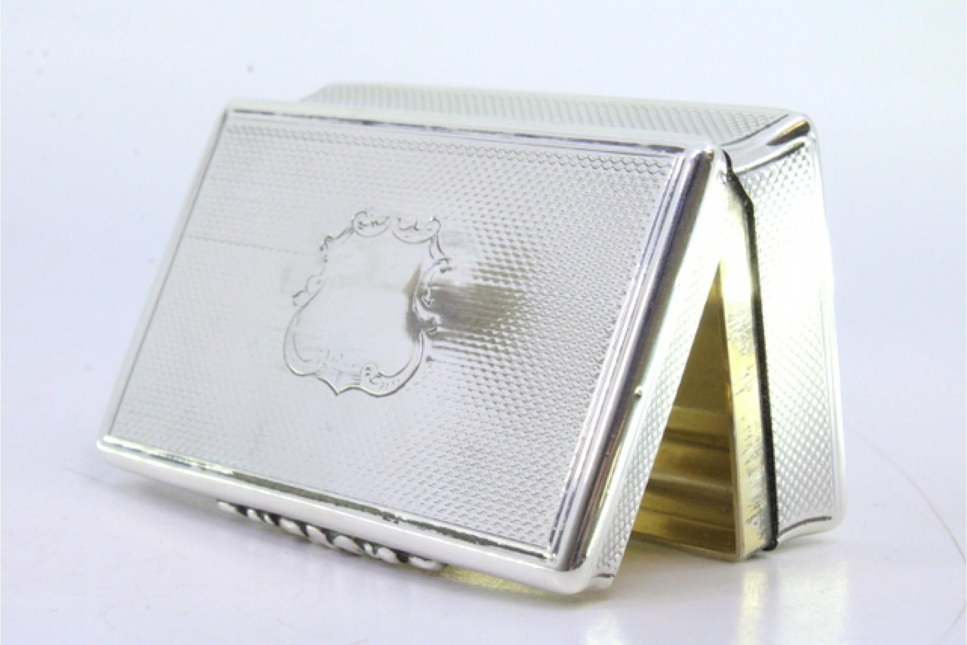 Snuff box in guilloche silver with monogram plaque and opening application In Good Condition For Sale In Porto, PT