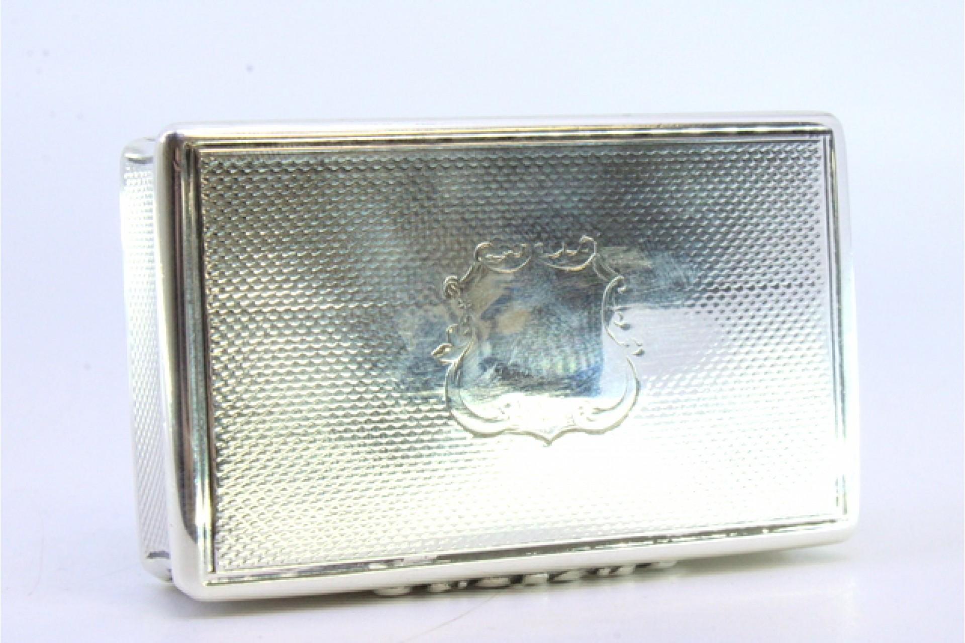 Snuff box in guilloche silver with monogram plaque and opening application For Sale 1