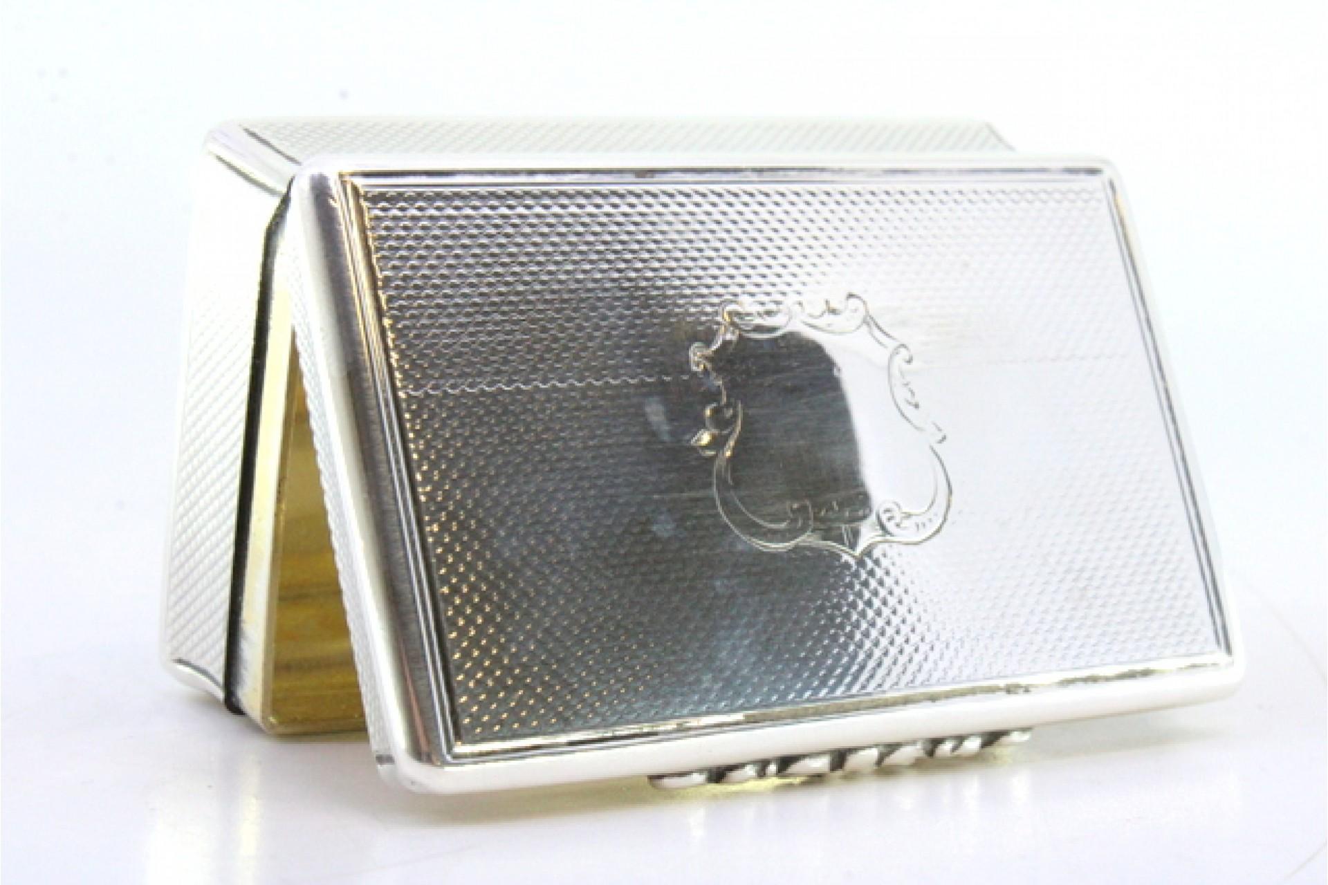 Snuff box in guilloche silver with monogram plaque and opening application For Sale 2