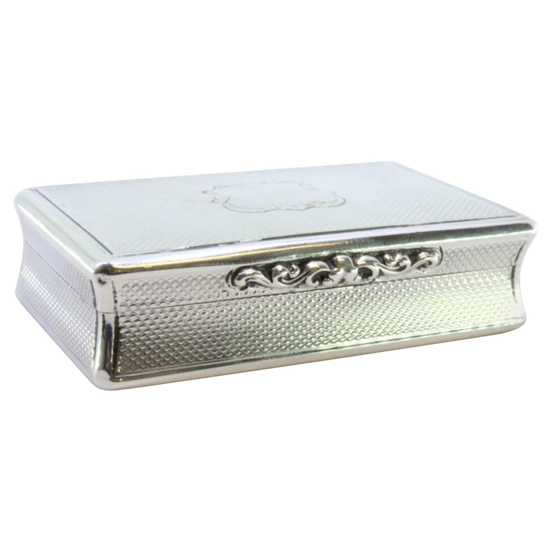 Snuff box in guilloche silver with monogram plaque and opening application