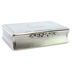 Snuff box in guilloche silver with monogram plaque and opening application