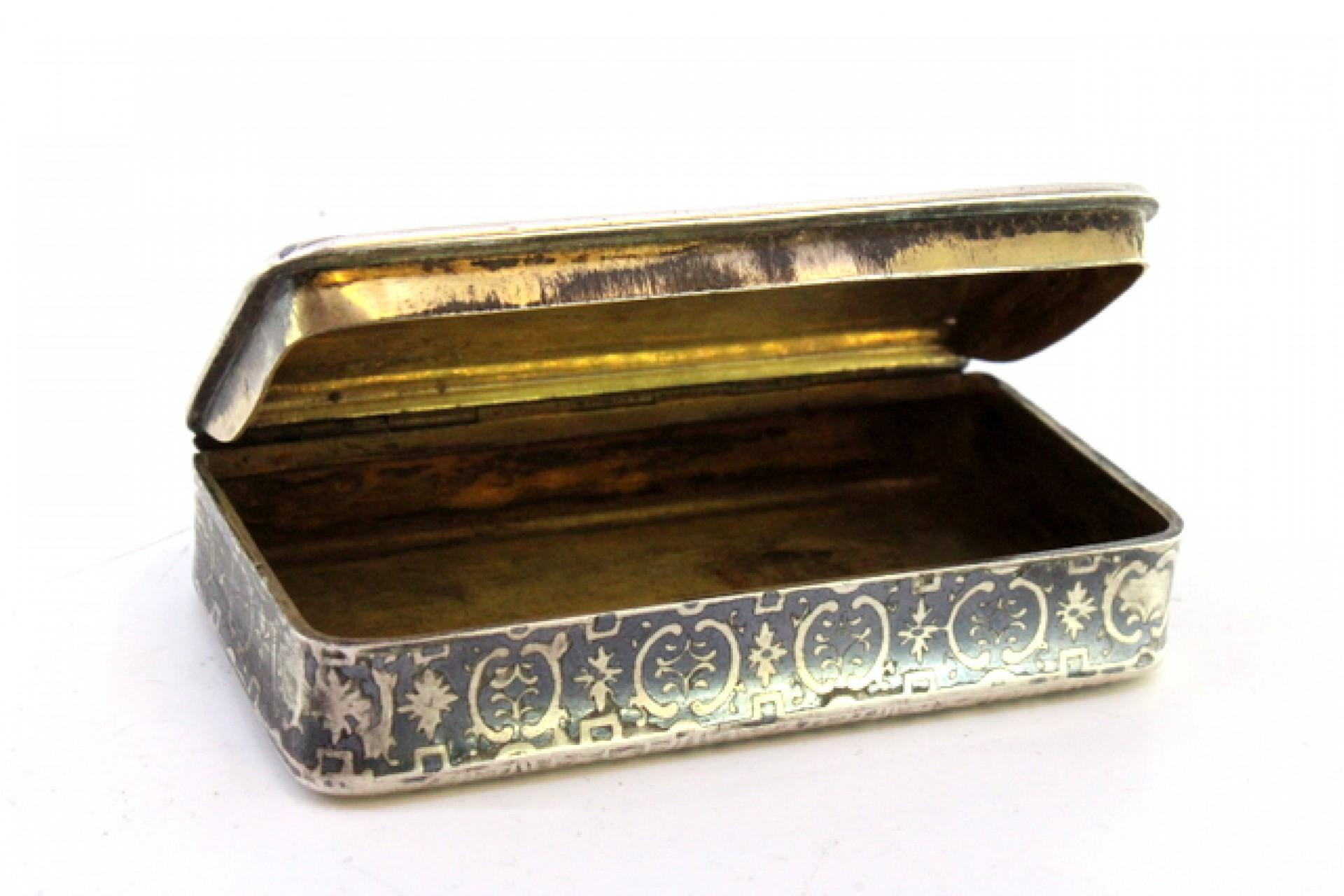 European Snuff box in nickel-plated silver with a gold interior and a hinged lid For Sale