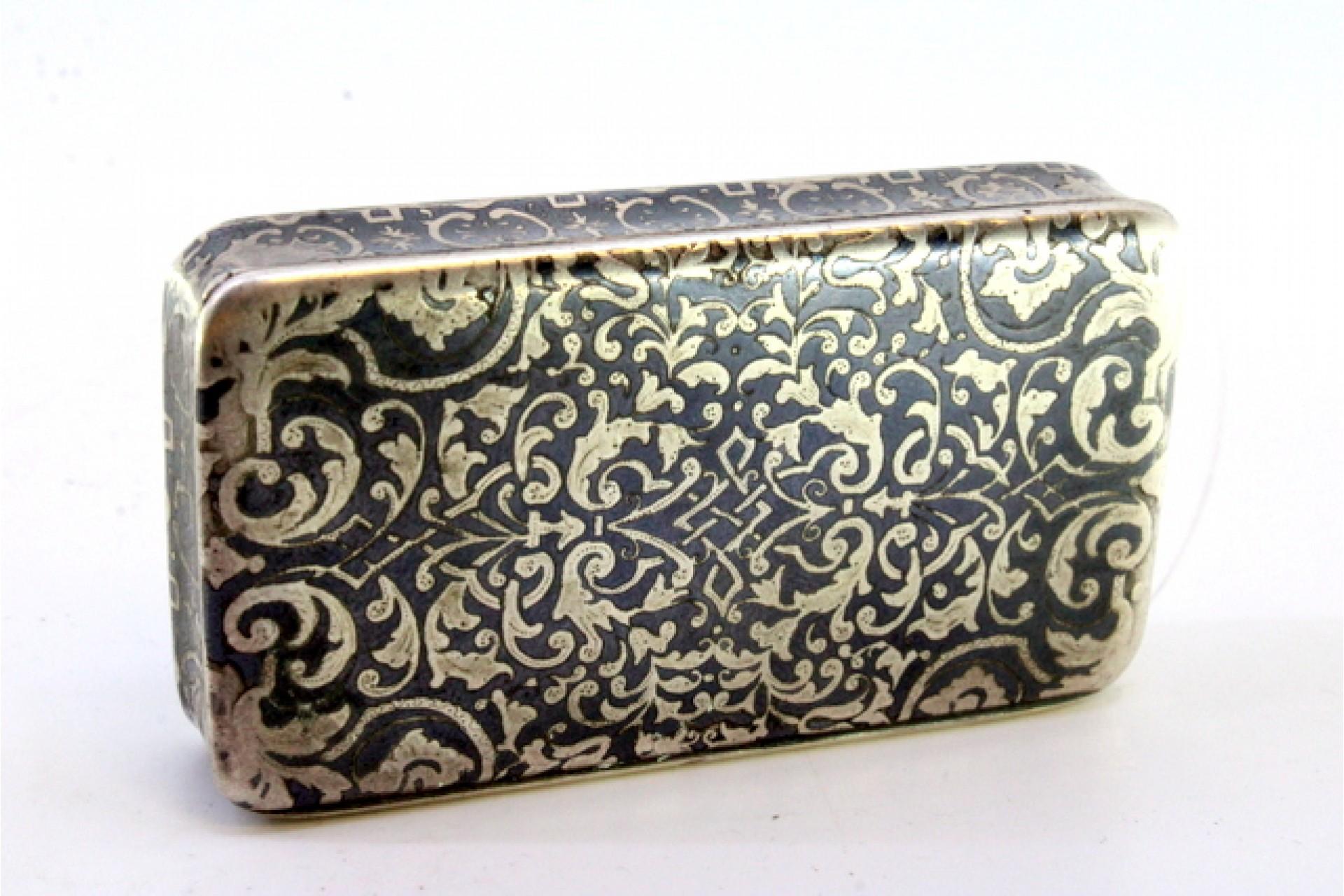 Snuff box in nickel-plated silver with a gold interior and a hinged lid In Good Condition For Sale In Porto, PT