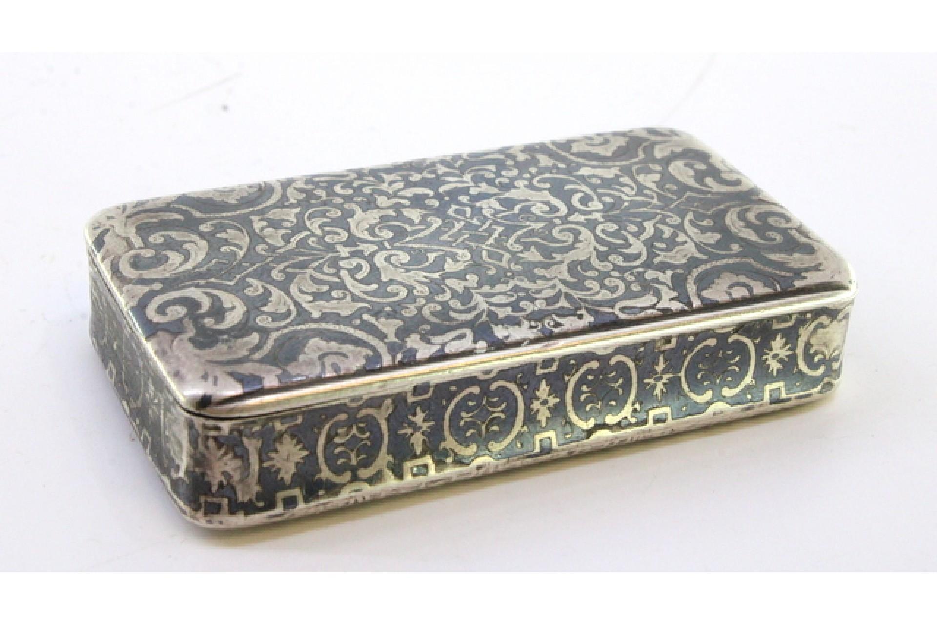 19th Century Snuff box in nickel-plated silver with a gold interior and a hinged lid For Sale