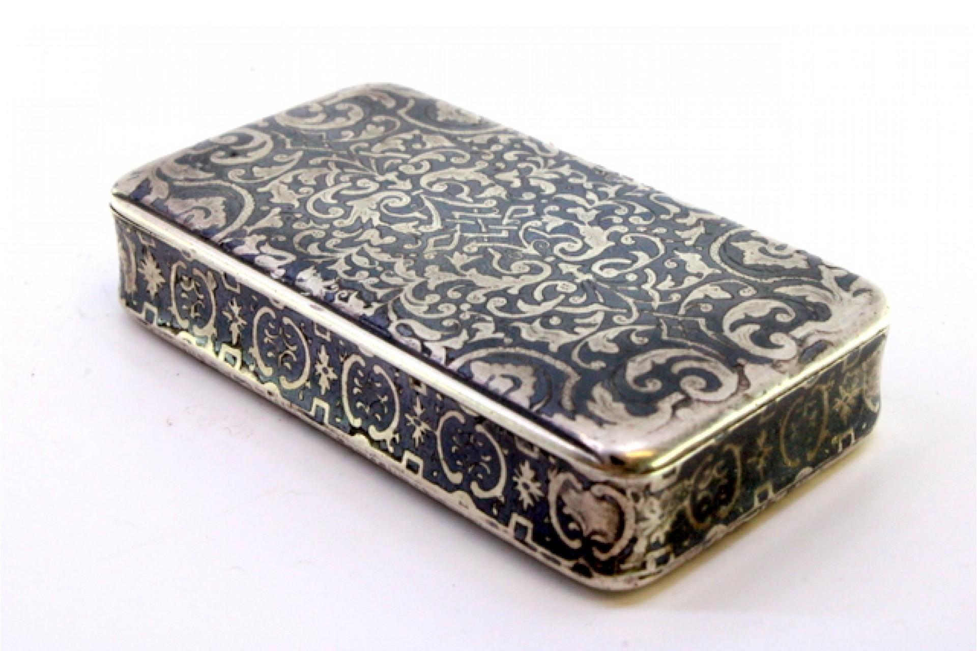 Silver Snuff box in nickel-plated silver with a gold interior and a hinged lid For Sale