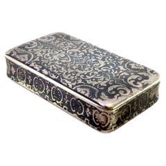 Snuff box in nickel-plated silver with a gold interior and a hinged lid