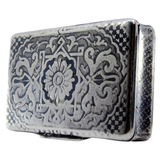 Snuff box in nickel-plated silver with a gold interior and a hinged lid For Sale