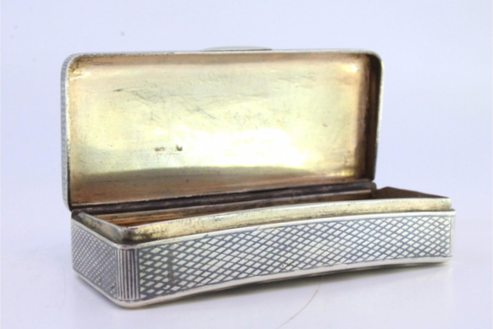 Beschreibung: Russische Schnupftabakdose aus vernickeltem Silber mit vergoldetem Innenleben und Scharnierdeckel. Metall: Silber. Herkunft: Russisch, mit französischen Punzen. Marke: Cisne. Gewicht: 93,01 Gramm. Abmessungen: 8cm x 3,5cm. Inhalt: 84