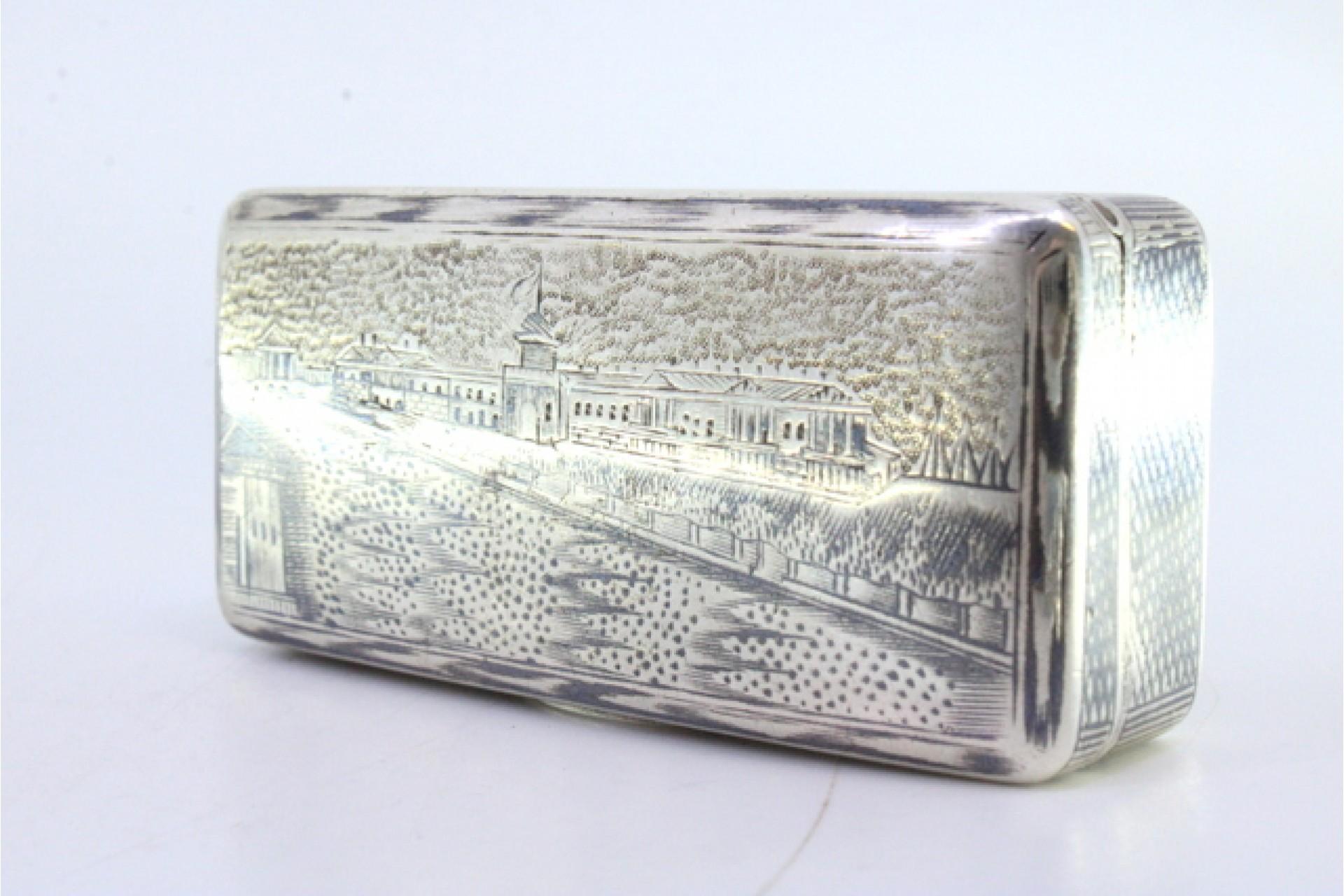 Snuff box in nickel silver in Russian style with gilded interior and hinged lid (Europäisch) im Angebot