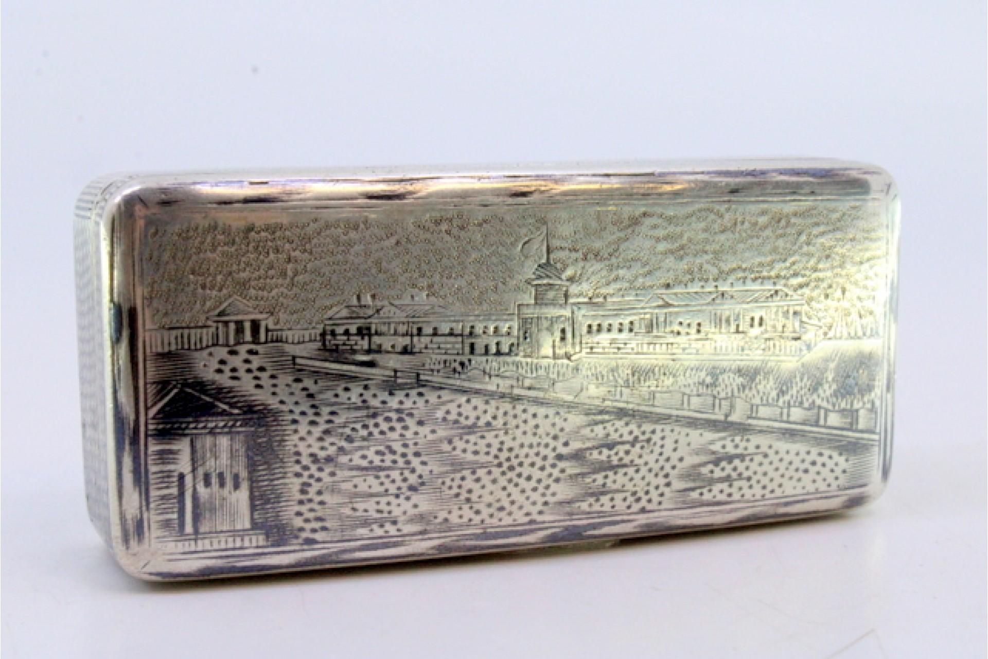 Snuff box in nickel silver in Russian style with gilded interior and hinged lid im Zustand „Gut“ im Angebot in Porto, PT