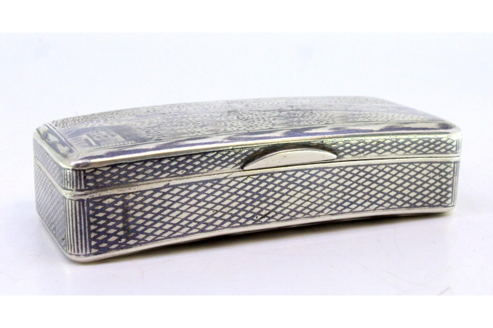 Snuff box in nickel silver in Russian style with gilded interior and hinged lid (20. Jahrhundert) im Angebot