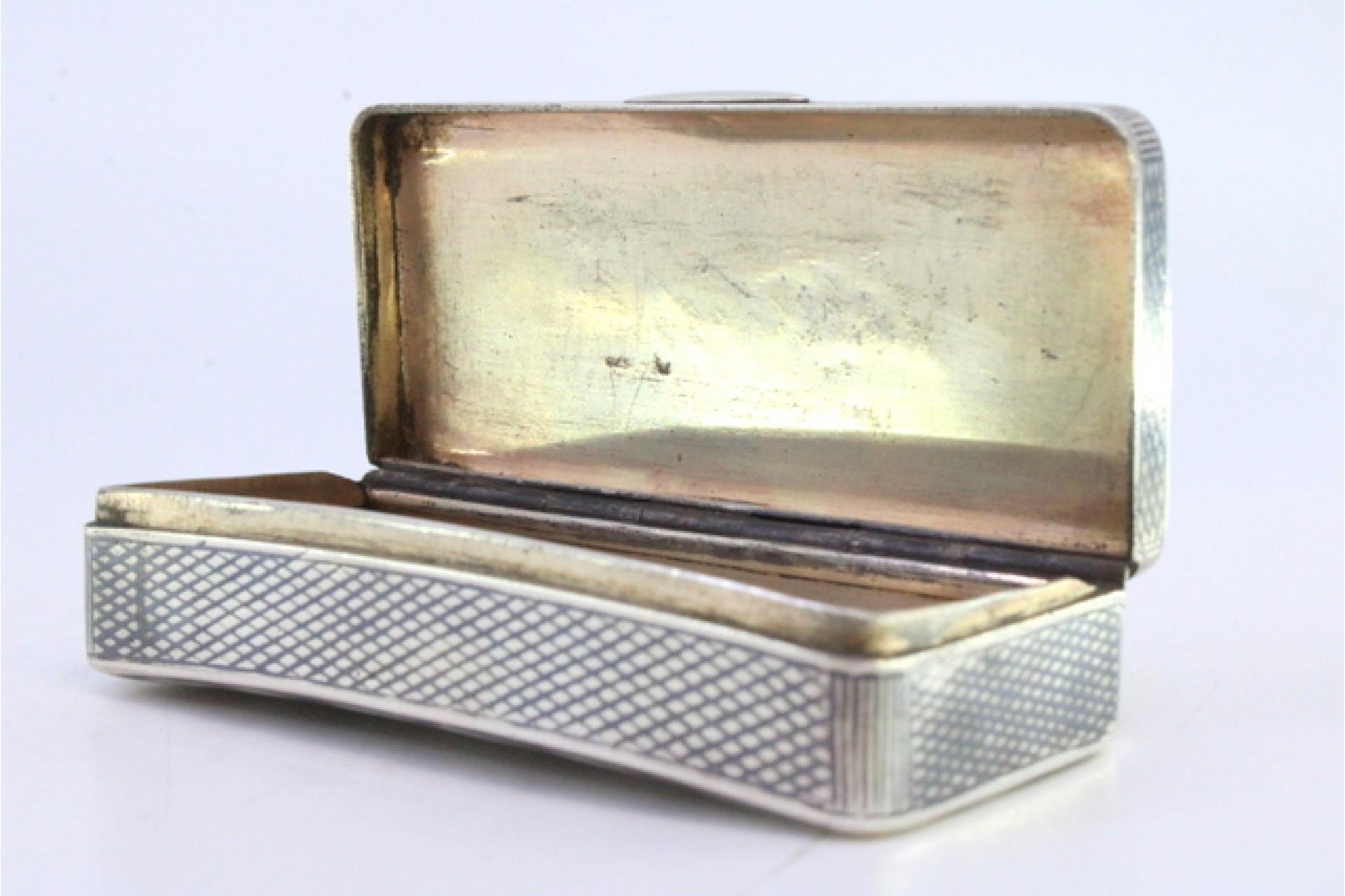 Snuff box in nickel silver in Russian style with gilded interior and hinged lid (Silber) im Angebot