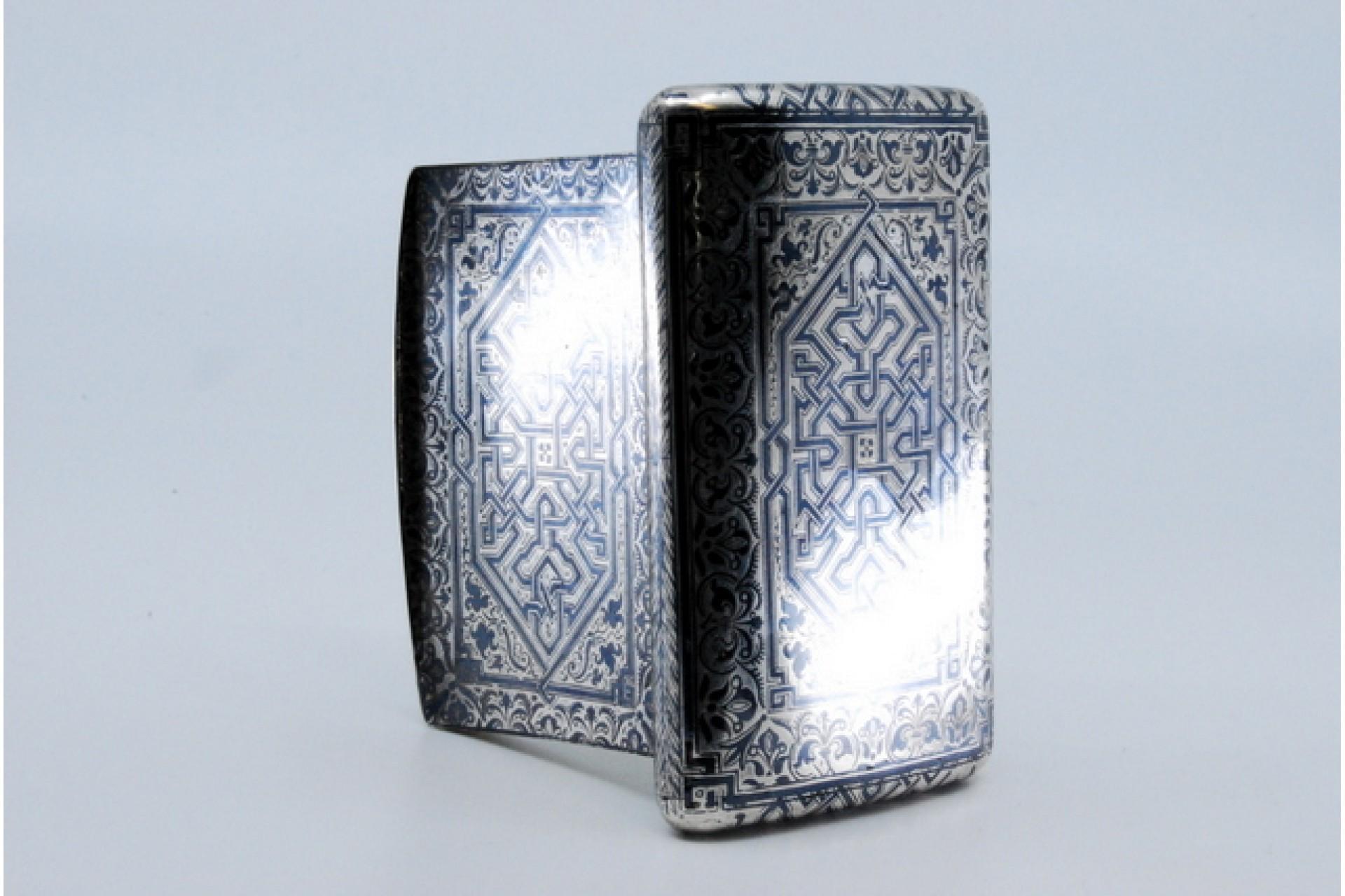 Snuff box in nickel silver with geometric motifs, gold interior and hinged lid im Angebot 4