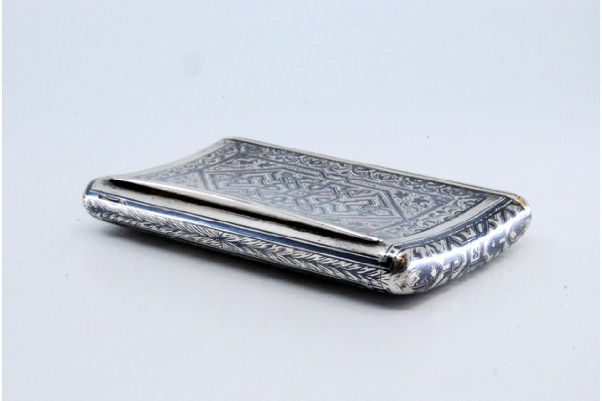 Snuff box in nickel silver with geometric motifs, gold interior and hinged lid (Europäisch) im Angebot
