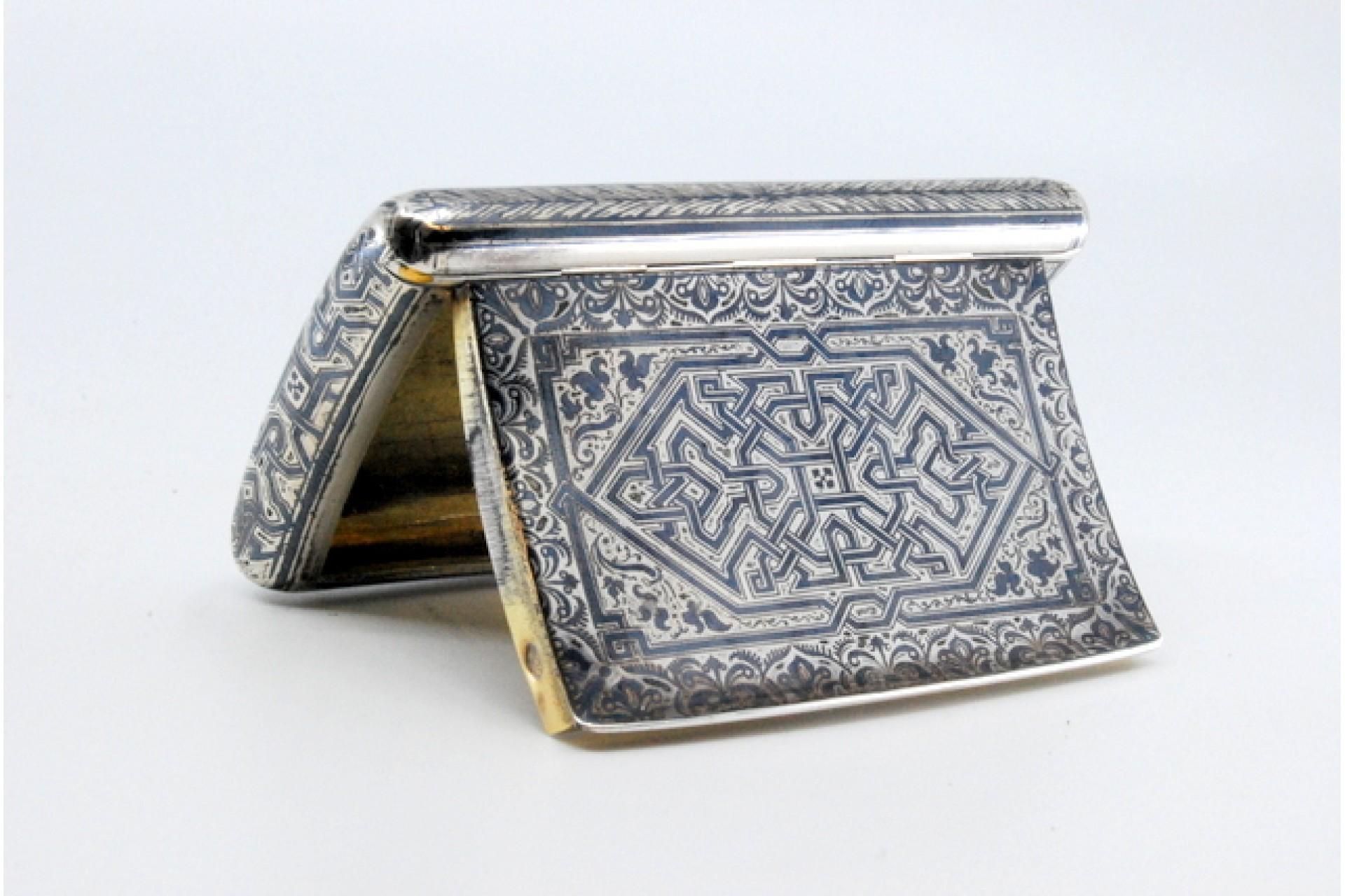 Snuff box in nickel silver with geometric motifs, gold interior and hinged lid im Zustand „Gut“ im Angebot in Porto, PT