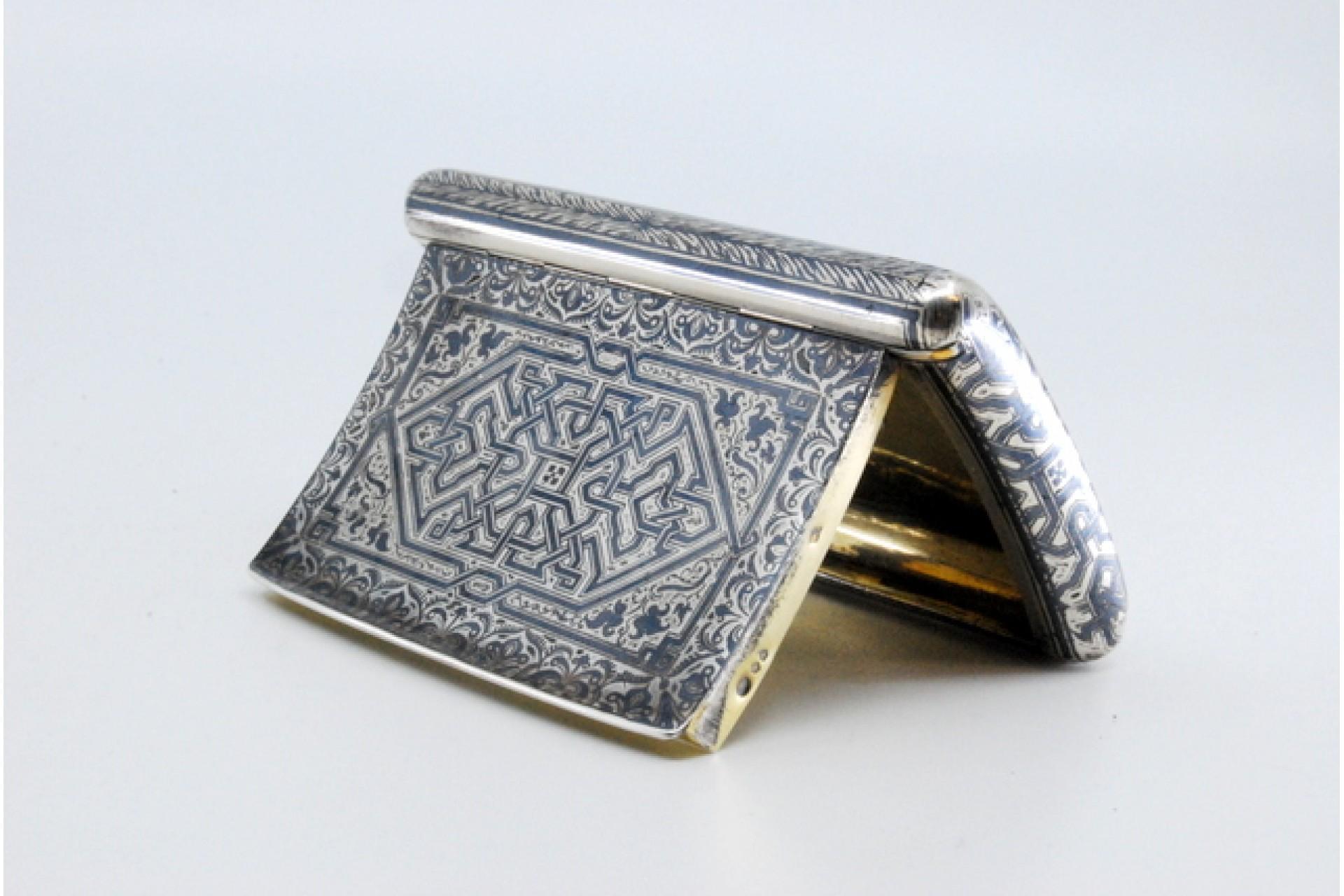 Snuff box in nickel silver with geometric motifs, gold interior and hinged lid (19. Jahrhundert) im Angebot