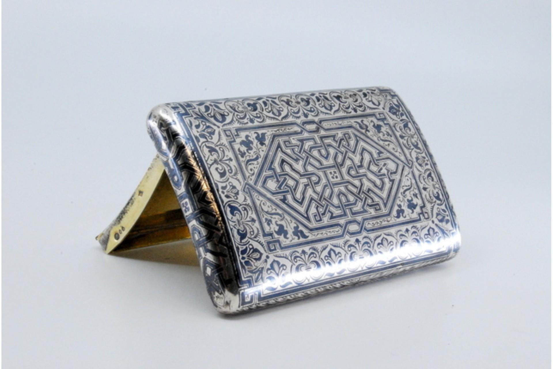 Snuff box in nickel silver with geometric motifs, gold interior and hinged lid (Silber) im Angebot