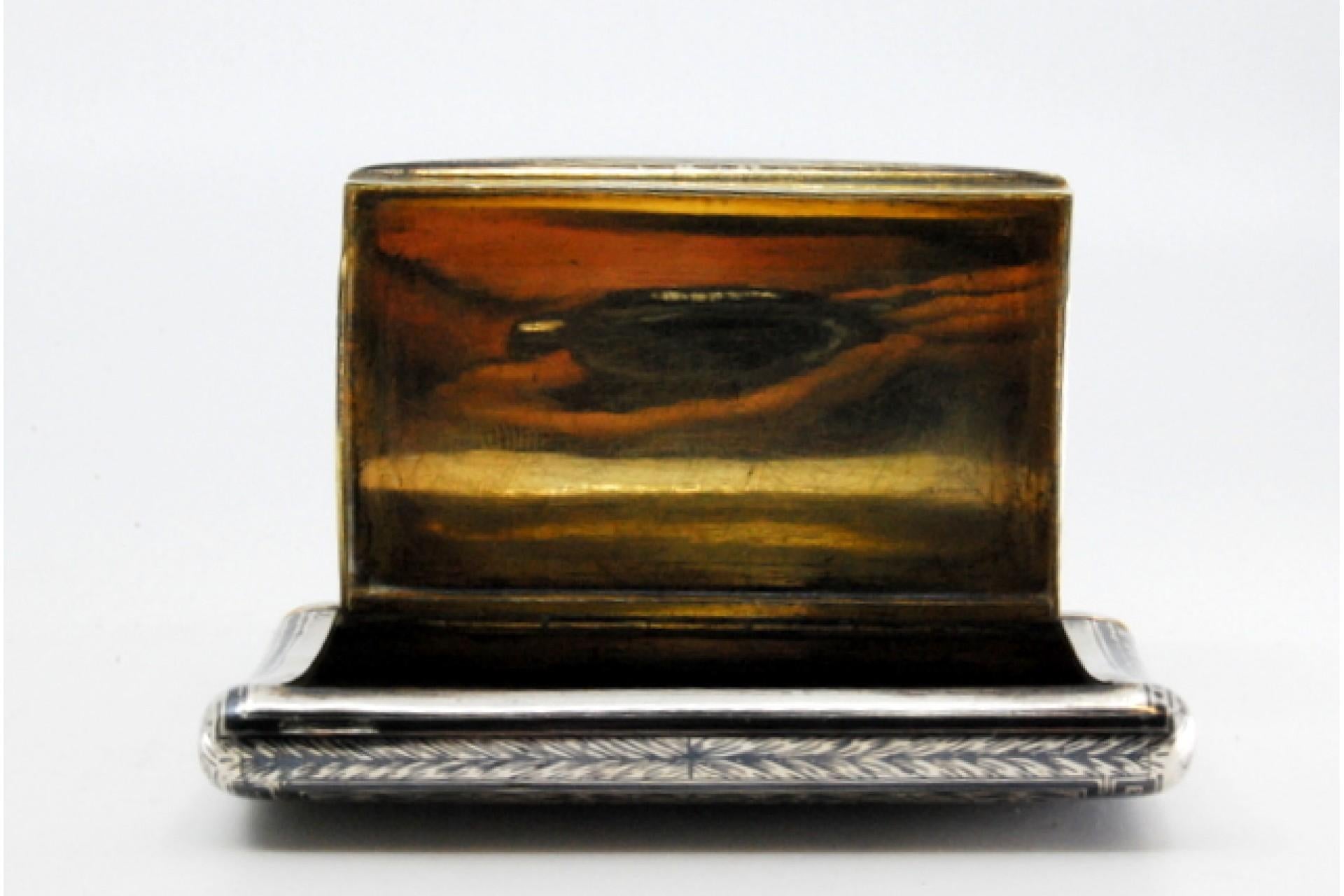 Snuff box in nickel silver with geometric motifs, gold interior and hinged lid im Angebot 1