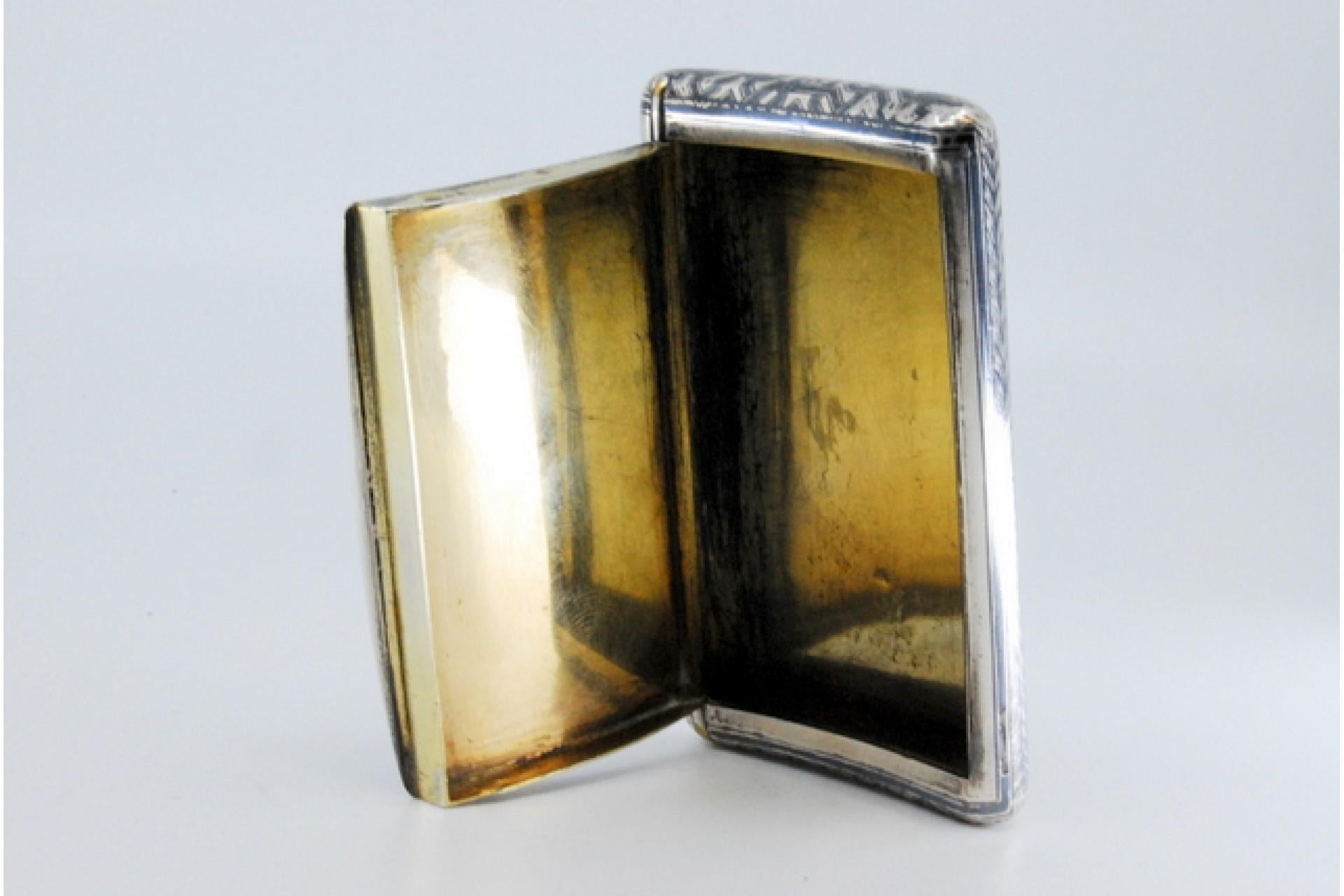 Snuff box in nickel silver with geometric motifs, gold interior and hinged lid im Angebot 2