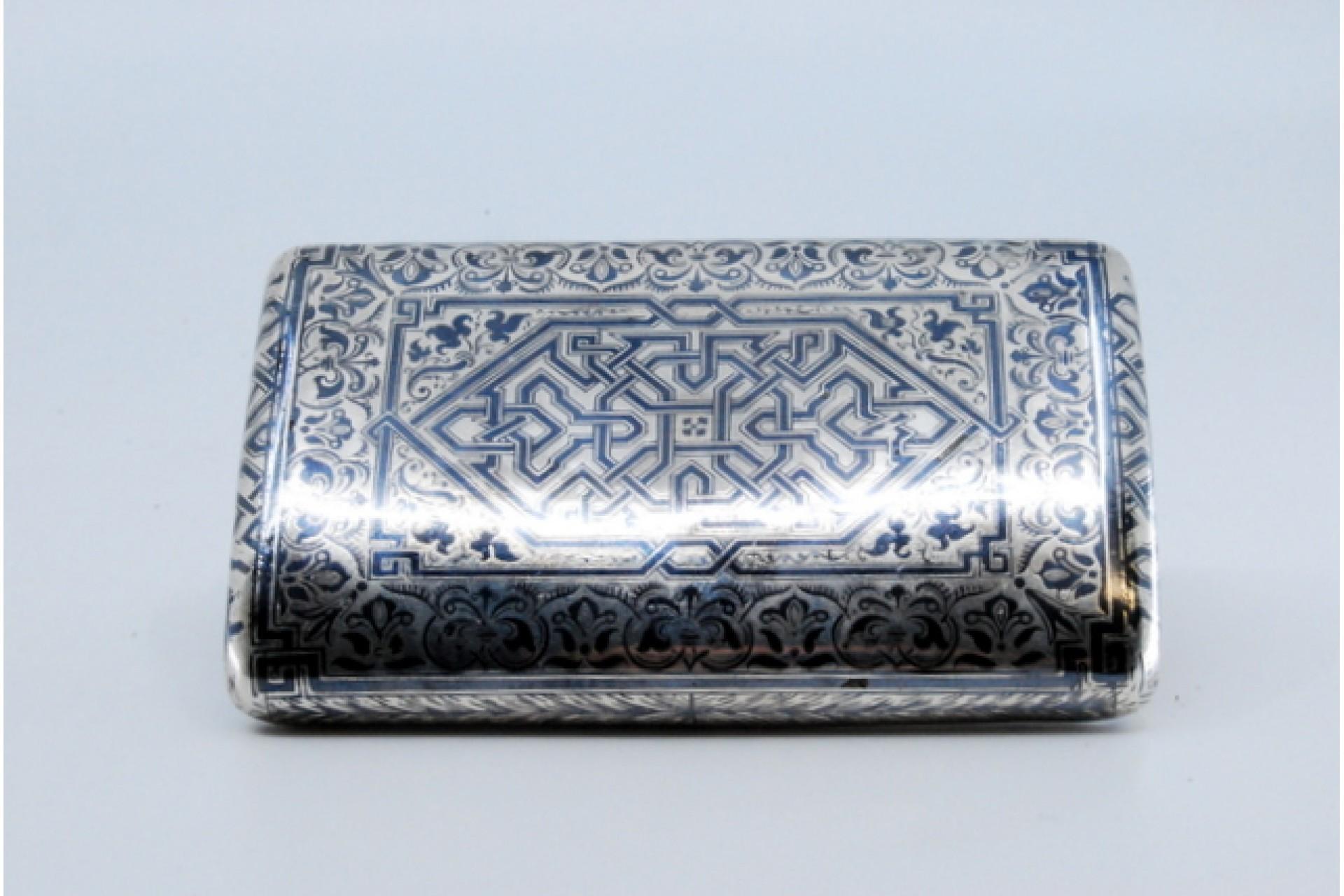 Snuff box in nickel silver with geometric motifs, gold interior and hinged lid im Angebot 3