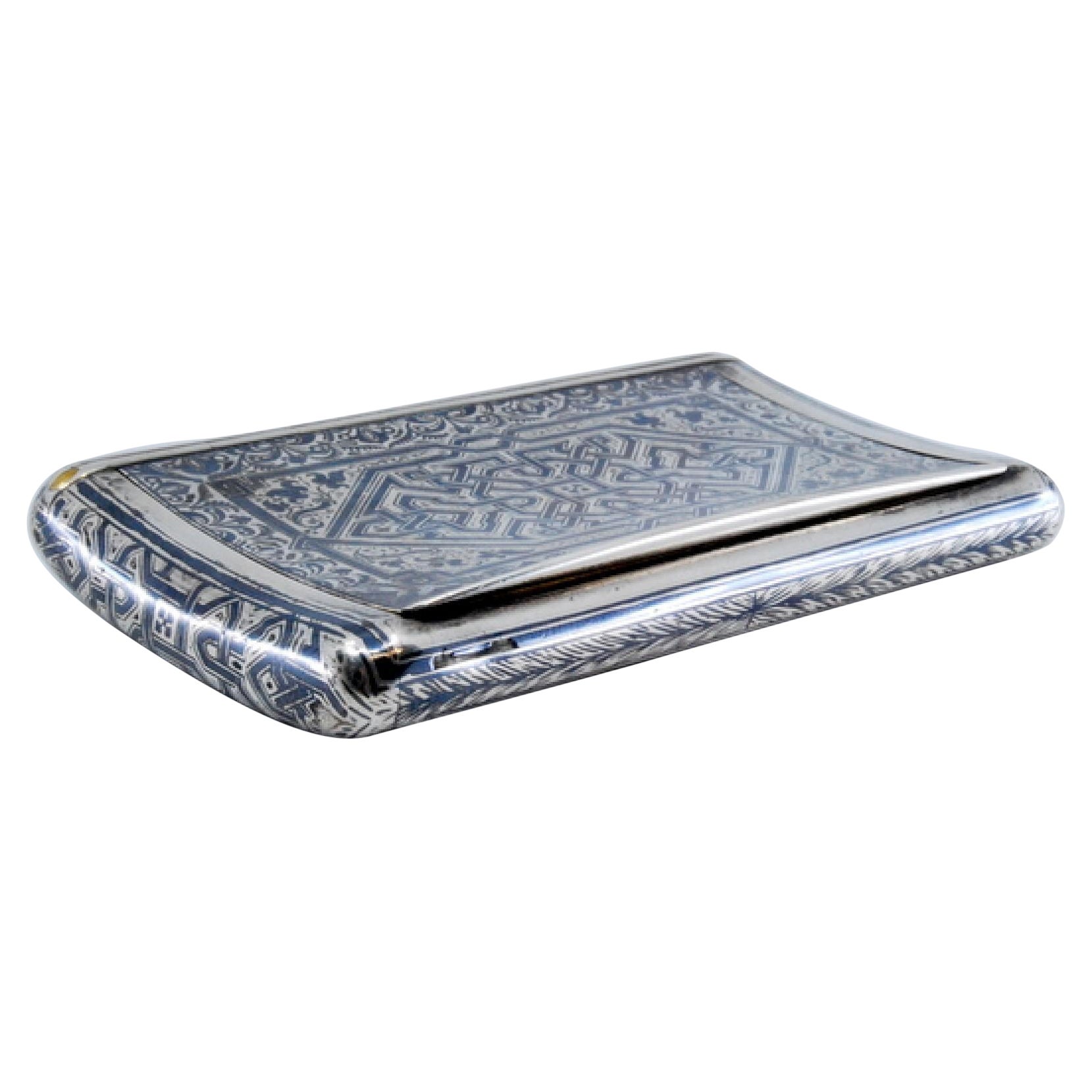 Snuff box in nickel silver with geometric motifs, gold interior and hinged lid
