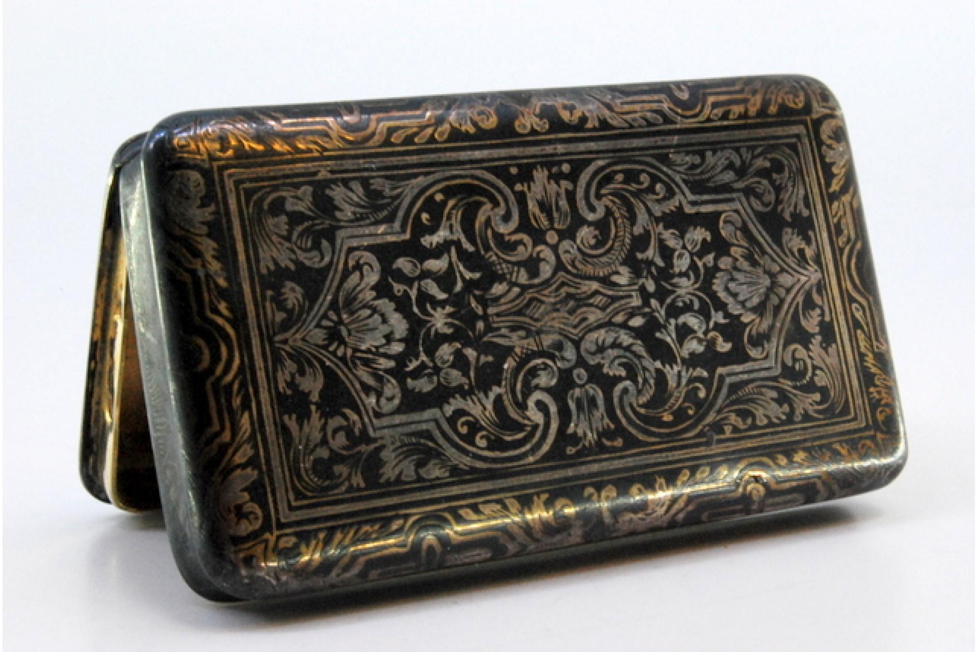 European Snuff box in nickel silver with gold interior For Sale