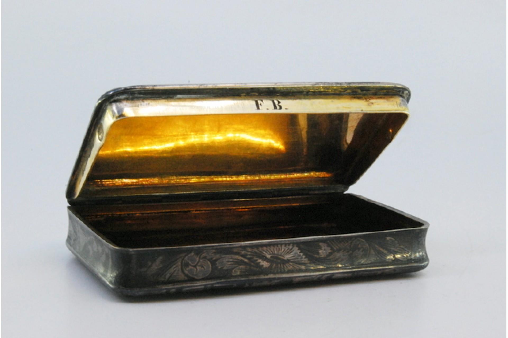 19th Century Snuff box in nickel silver with gold interior For Sale