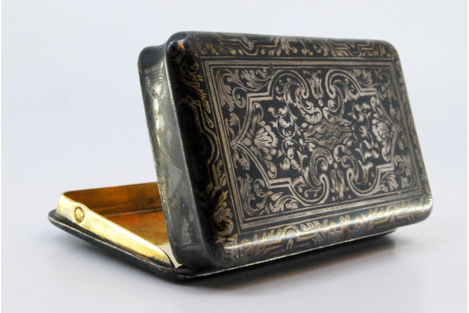 Silver Snuff box in nickel silver with gold interior For Sale