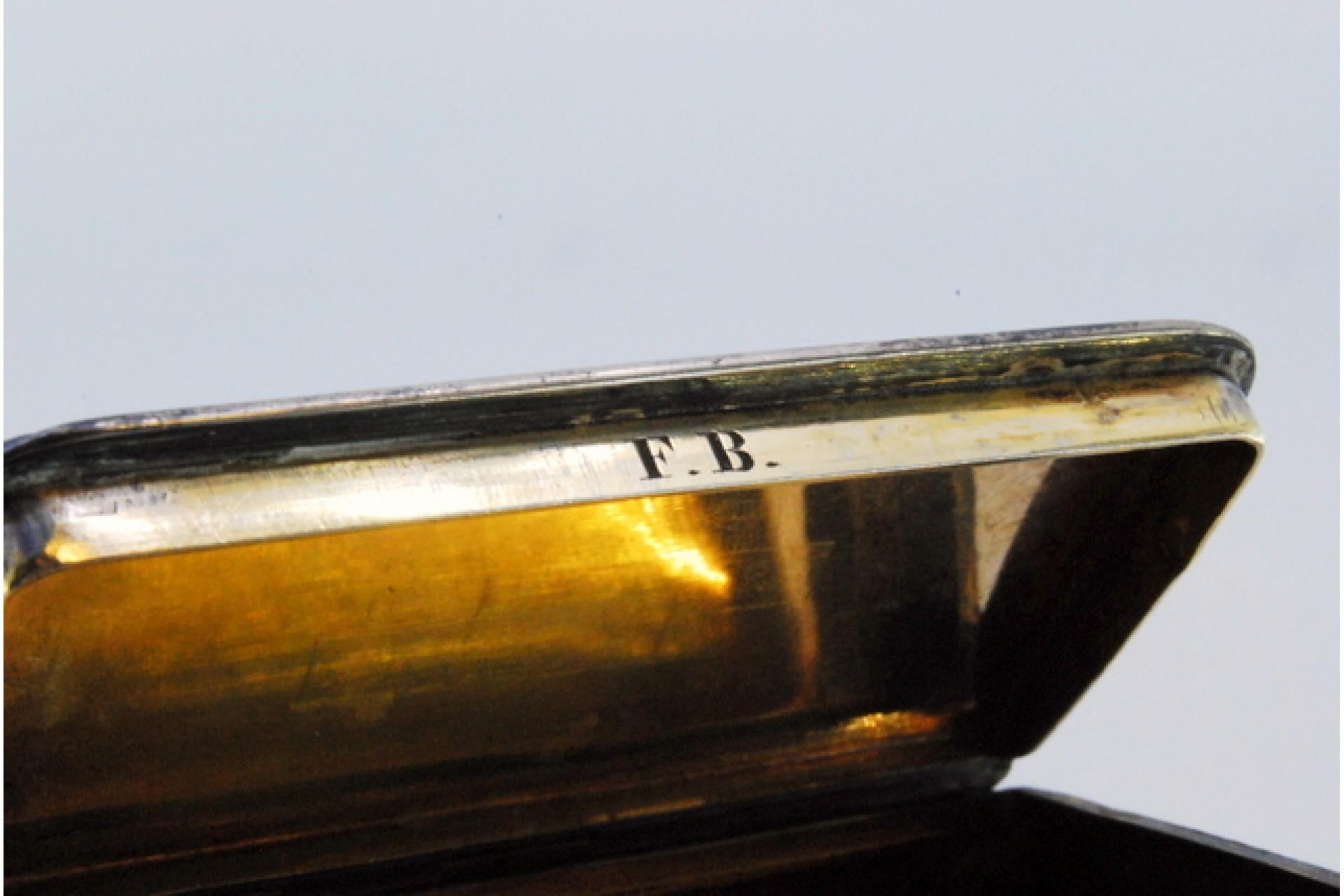 Snuff box in nickel silver with gold interior For Sale 1