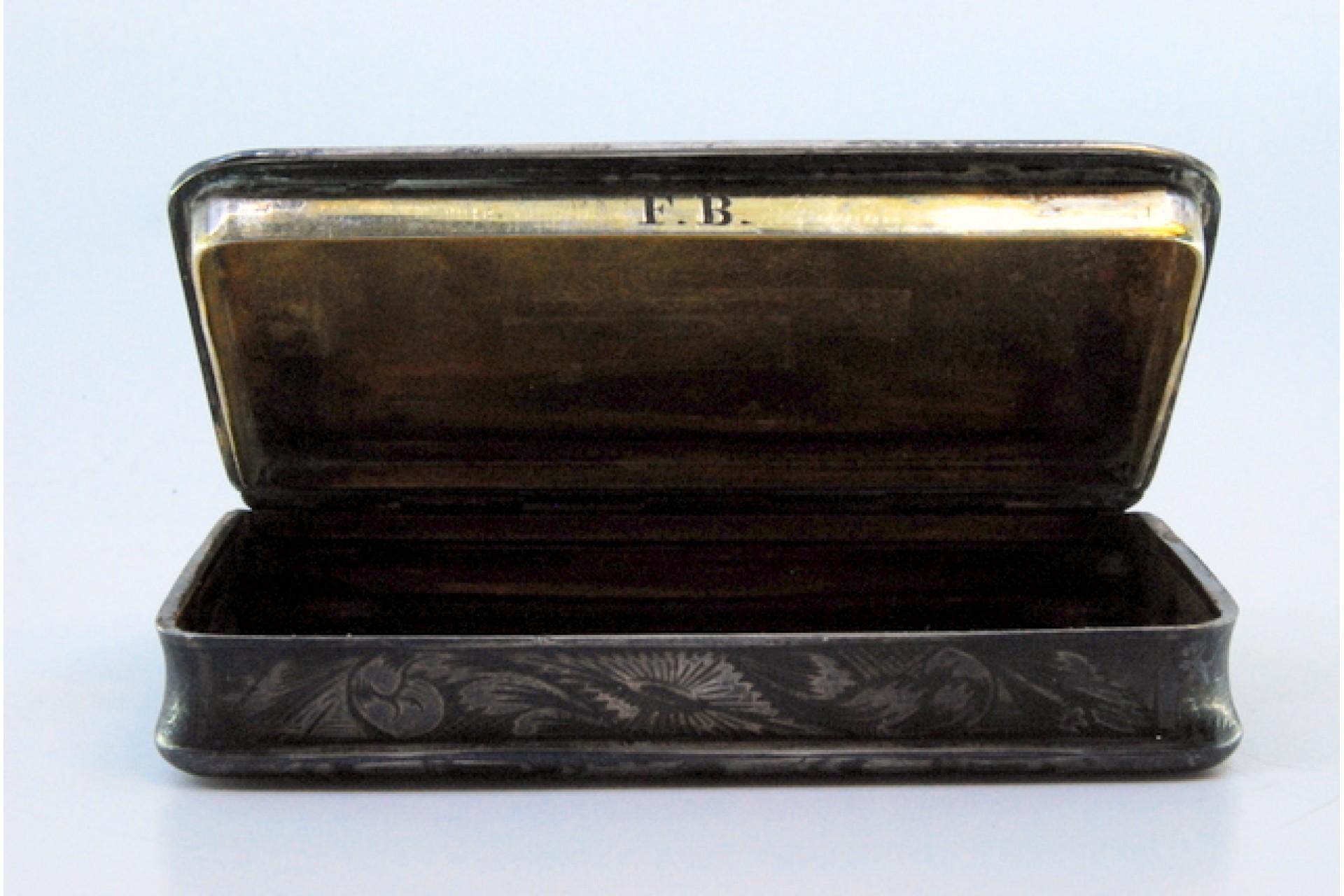 Snuff box in nickel silver with gold interior For Sale 2