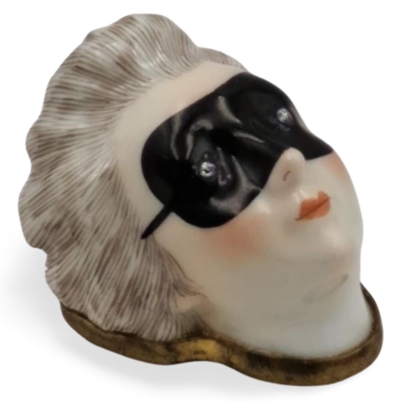 Snuff Box in the form of Columbine, with diamond eyes. Gouyn C1754. For Sale 2