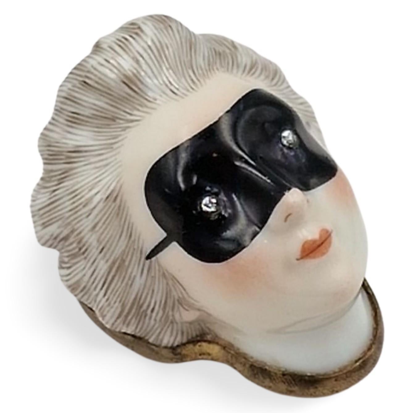 Snuff Box in the form of Columbine, with diamond eyes. Gouyn C1754. For Sale 3