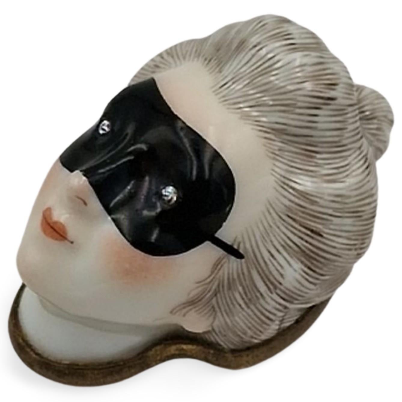 Snuff Box in the form of Columbine, with diamond eyes. Gouyn C1754. For Sale 4