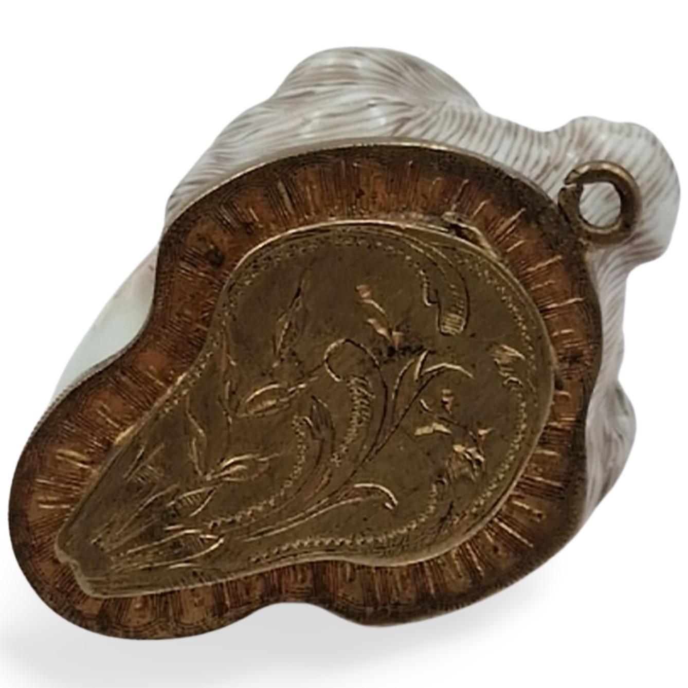 Snuff Box in the form of Columbine, with diamond eyes. Gouyn C1754. For Sale 5