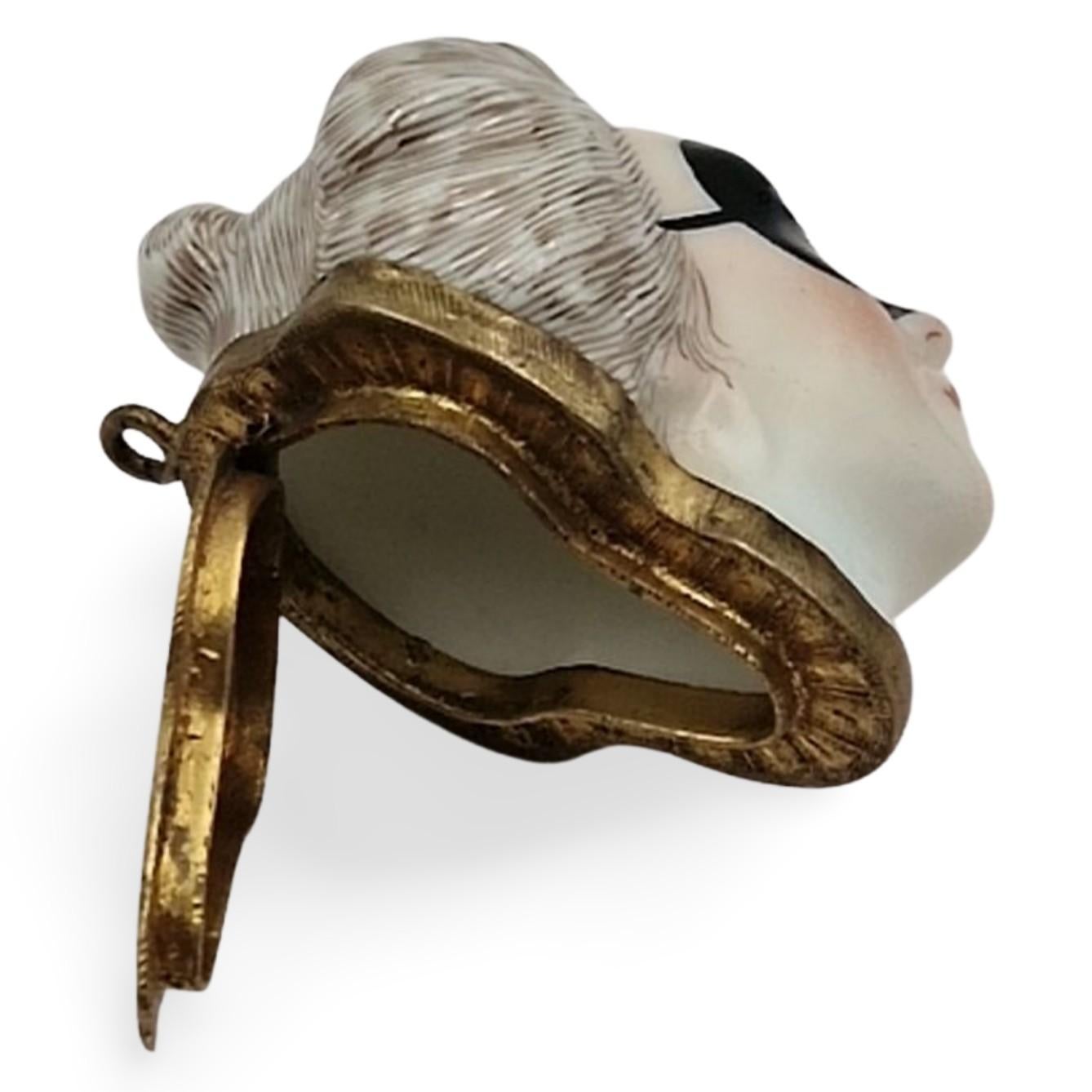 Snuff Box in the form of Columbine, with diamond eyes. Gouyn C1754. For Sale 6