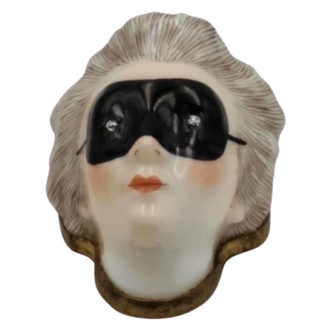 Snuff Box in the form of Columbine, with diamond eyes. Gouyn C1754. In Excellent Condition For Sale In Melbourne, Victoria