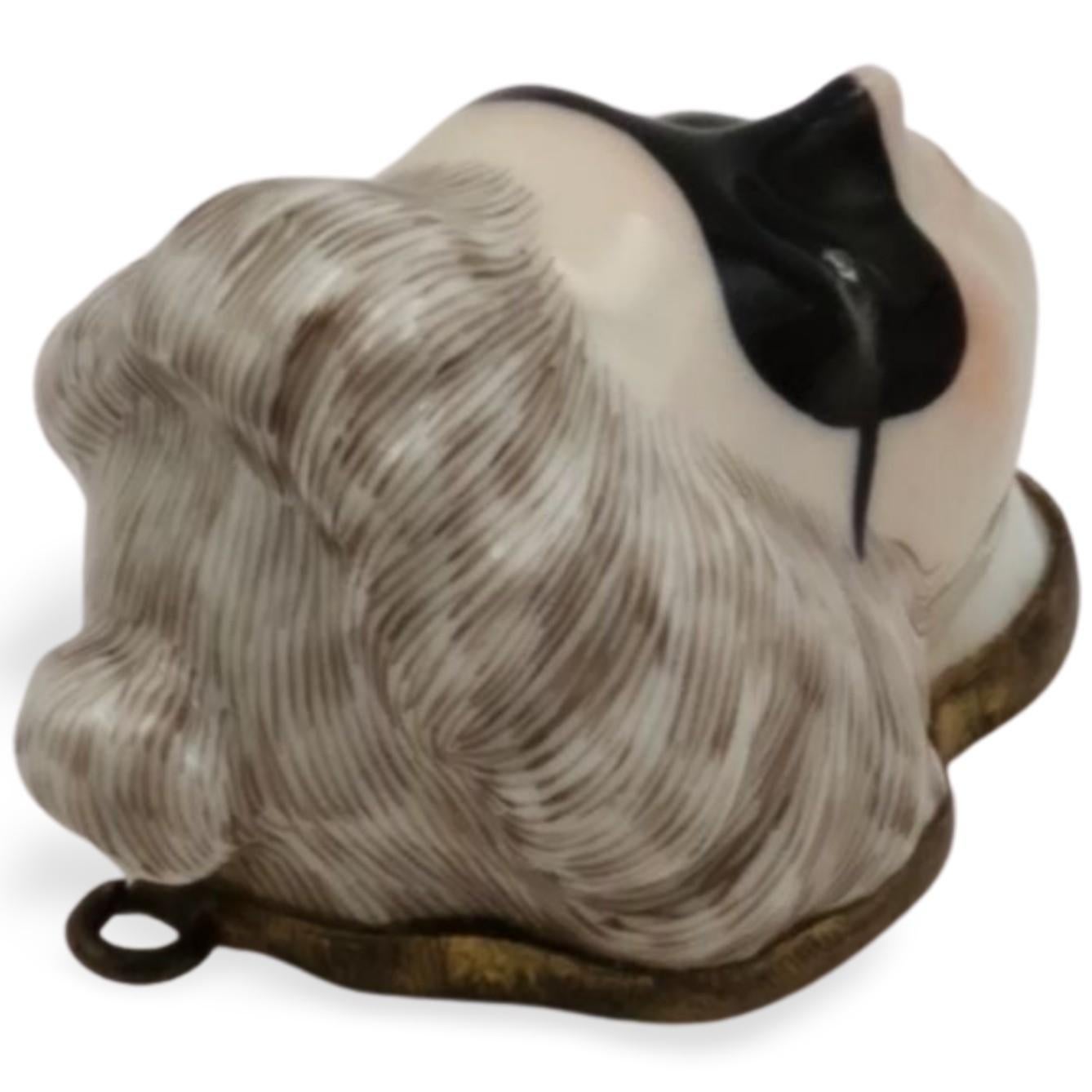 Snuff Box in the form of Columbine, with diamond eyes. Gouyn C1754. For Sale 1