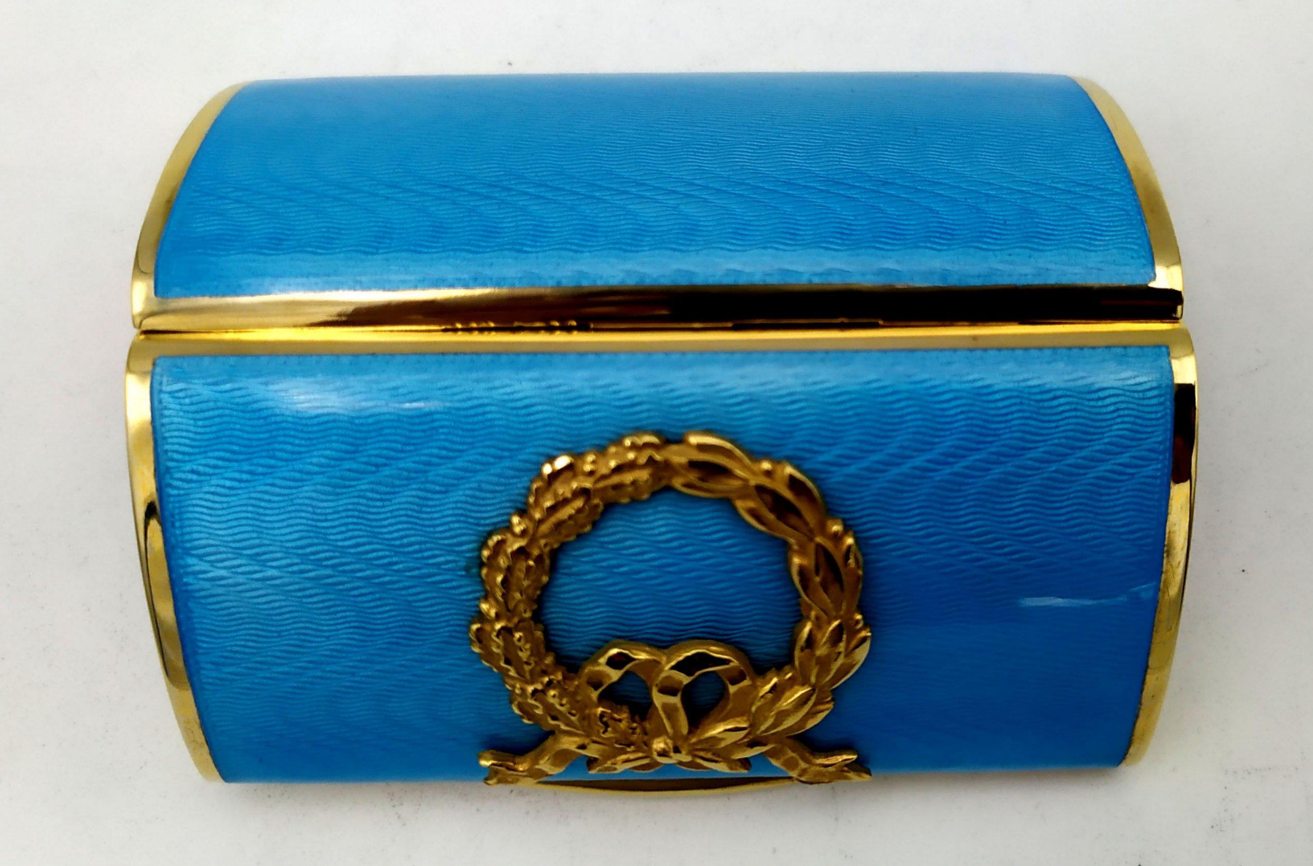 Tabatière ornée d'un bleu clair en relief en argent sterling de style Empire Salimbeni Excellent état - En vente à Firenze, FI