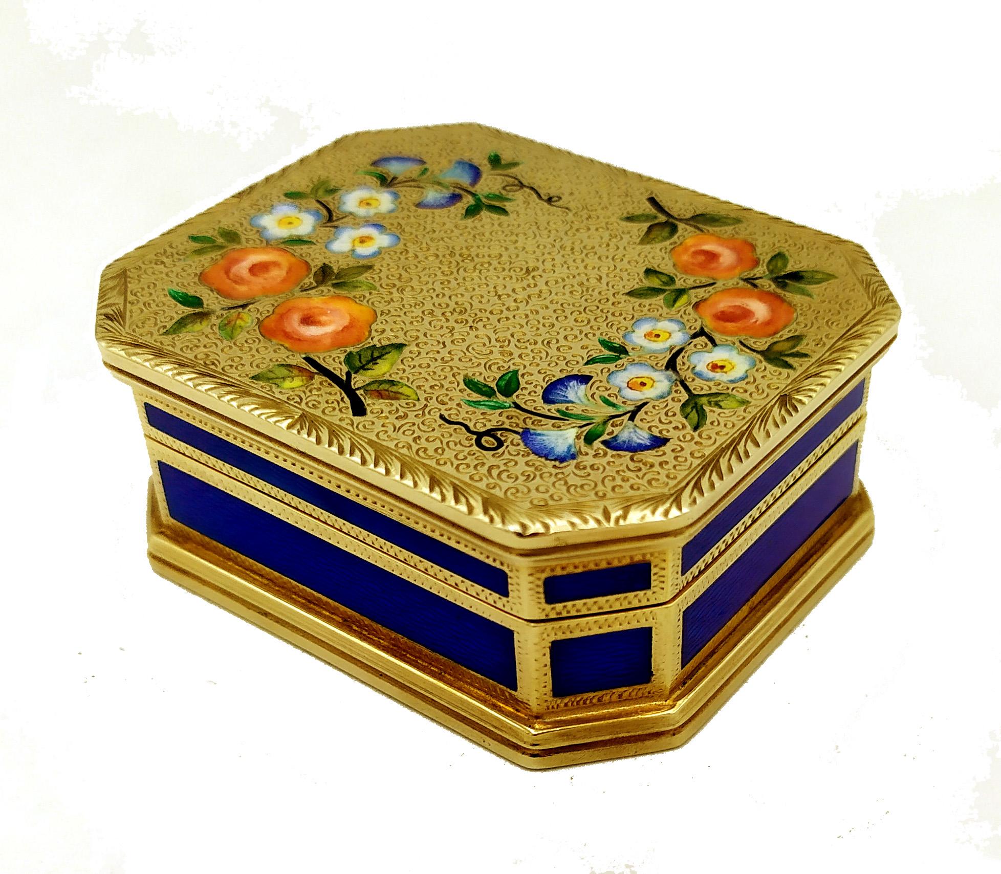 Octagonal snuff box in sterling silver 925/1000 gold plated with borders in the English Queen Anne style and sides with translucent fired enamels on guillochè. On the lid, very fine floral engraving, fire-enamelled and hand-painted by the painter