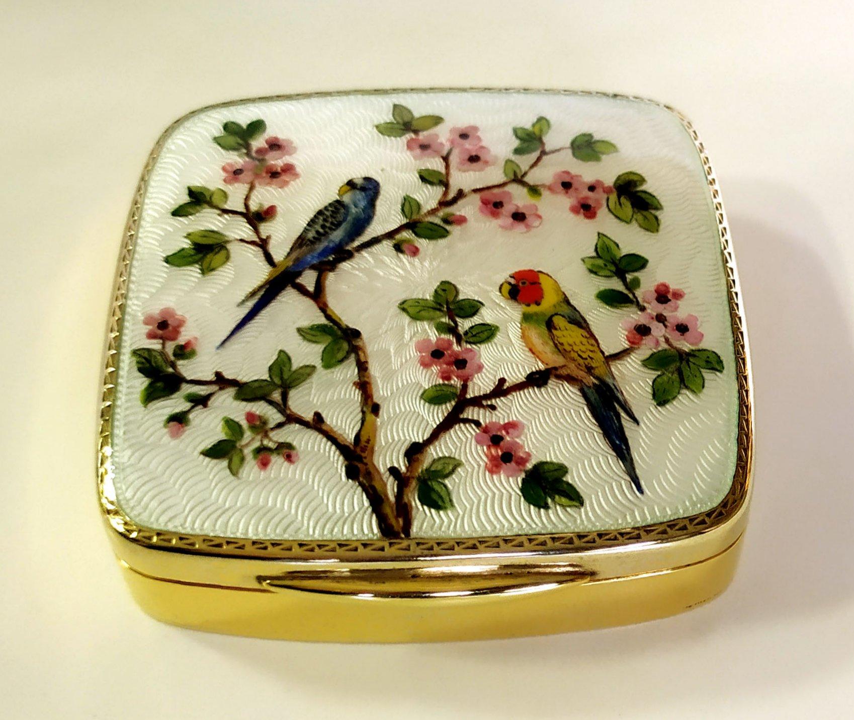 Snuff Box Parrotlets on Flowering Branches. Art Nouveau Style Sterling Silver En In Excellent Condition For Sale In Firenze, FI