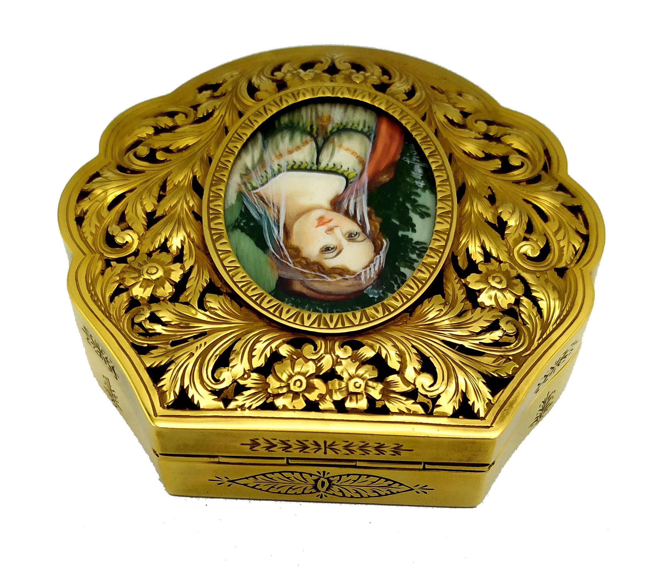 Hand-Carved Snuff box perforated, embossed and hand-engraved lid and miniature Salimbeni For Sale