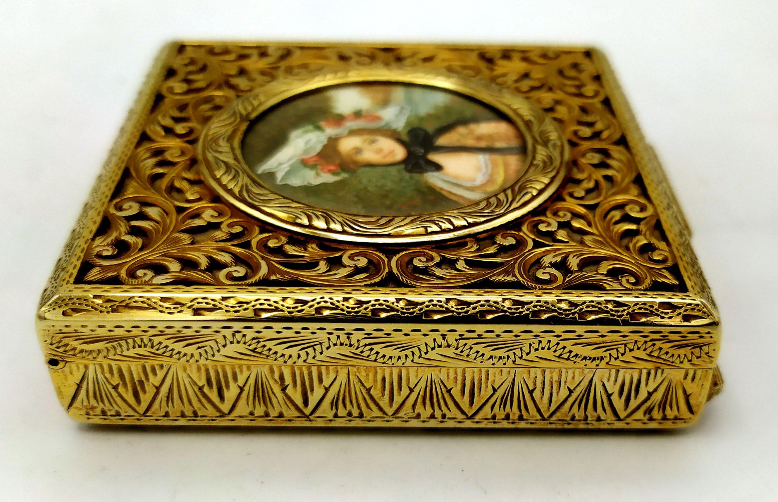 Late 20th Century Snuff Box Perforated Lid, Embossed and Engraved Miniature Salimbeni For Sale
